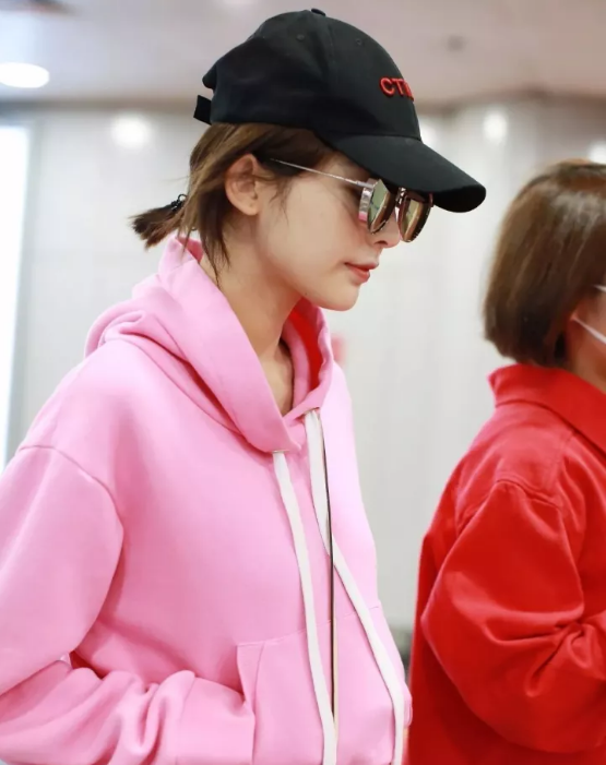 今年秋冬最chic！原來短發(fā)和帽子這么配?。? style=