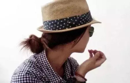 長頭發(fā)戴帽子漂亮扎法 長頭發(fā)戴帽子漂亮扎法