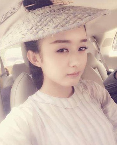 看看女星們花式戴草帽的帽子戲法！