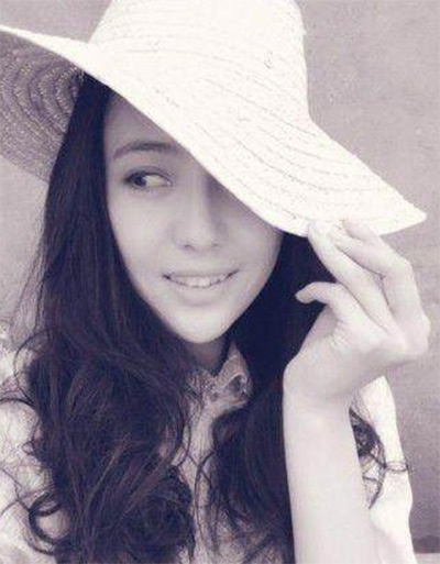 看看女星們花式戴草帽的帽子戲法！